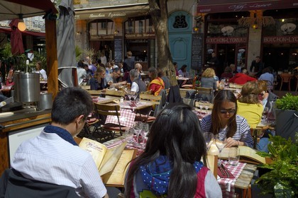 France, Rhône (69), Lyon, site historique classé Patrimoine Mondial de l'UNESCO, quartier de Saint-Paul dans le Vieux Lyon, place du Change et ses bouchons lyonnais