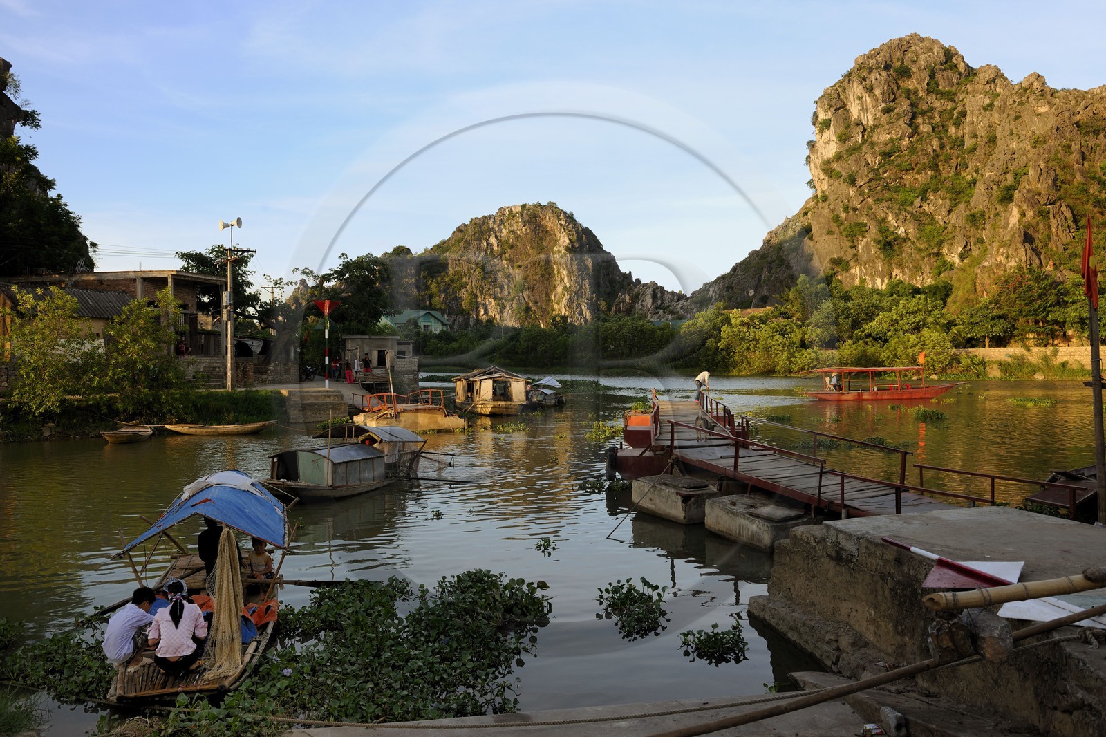 Vietnam, province de Ninh Binh, village insulaire de Kenh Ga entouré de montagnes karstiques