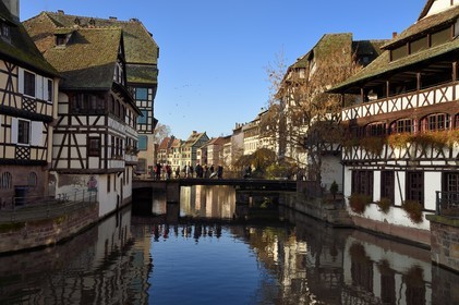 France, Bas-Rhin (67), Strasbourg, vieille ville classée au Patrimoine Mondial de l'UNESCO, quartier de la Petite France, le pont (tournant) du Faisan sur un bras de l'Ill et la Maison des Tanneurs de 1572 (restaurant) à droite