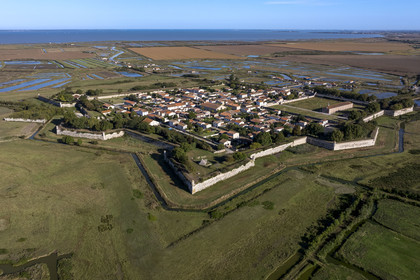 France, Charente-Maritime (17), Saintonge, Marennes-Hiers-Brouage, citadelle de Brouage, labellisé Les Plus Beaux Villages de France, les remparts batis de 1630 à 1640 dessinent un carré de 400m de côté et sont défendus par 7 bastions munis d'échauguettes (vue aérienne)