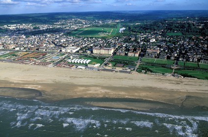 France, Calvados (14), Pays d'Auge, Deauville, la plage (vue aérienne)