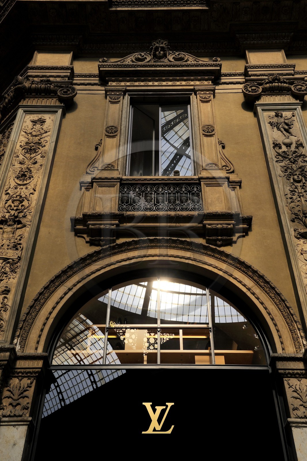 Italie, Lombardie, Milan, la galerie Vittorio Emanuele II, boutique de luxe Louis Vuitton