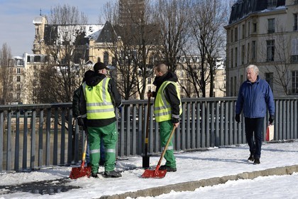 France, Paris (75), Pont Saint-Louis, hommes du service de la Propreté de Paris déblayant la neige sur les trotoirs
