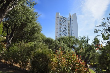 Principauté de Monaco, Monaco, quartier de La Condamine, parc Princesse Antoinette et l'immeuble Le Simona conçu par l'architecte Jean-Pierre Lott