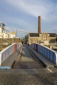 France, Loire-Atlantique (44), Saint-Nazaire, entrée de l'écluse sud, pont tournant et capitainerie faisant face à l'ancienne usine élévatoire, lieu de l’Opération Chariot lancée en 1942 par les Britanniques