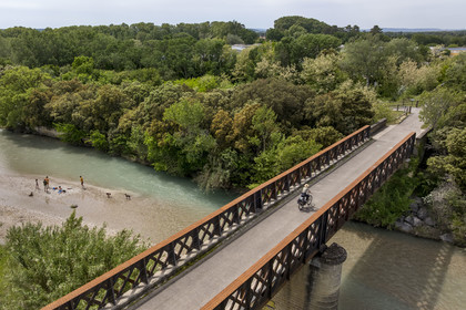 France, Vaucluse (84), Jonquières, passerelle sur l'Ouveze sur la véloroute Via Venaissia aménagée sur une ancienne voie ferrée