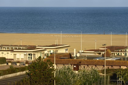 France, Calvados (14), Pays d'Auge, Deauville, établissement des Bains Pompéiens de style Art déco qui borde les cabines de bain sur la plage
