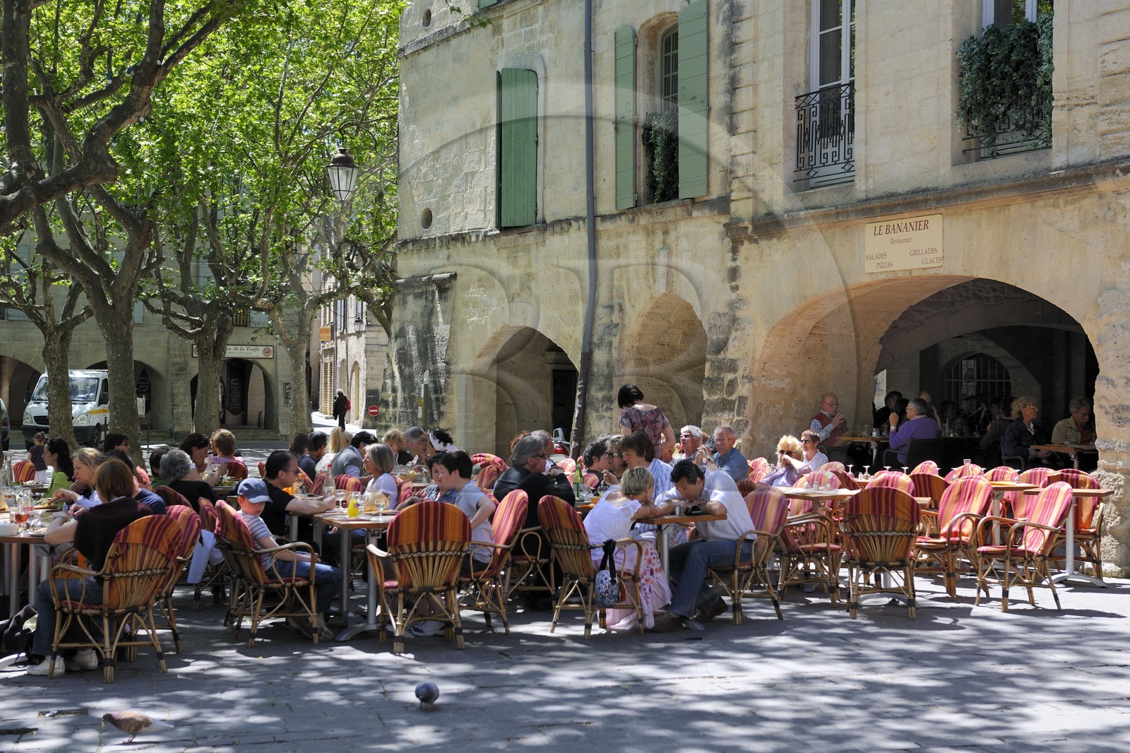 France, Gard (30), Uzès, classée ville d'art et d'histoire, la Place aux Herbes entourée de maisons à arcades et ses terrasses de café
