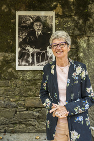 France, Gard (30), Générargues vers Anduze, Bambouseraie en Cévennes, la présidente et directrice Muriel Nègre, son grand-père Gaston Nègre en arrière plan est à l'origine du renouveau du site en 1902