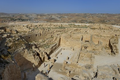 Israel, Cisjordanie, l'Hérodion, colline artificiellement exhaussée qui abrite les ruines d'un palais fortifié construit par le roi Hérode Ier le Grand (site classé Parc National), l'intérieur du cratère