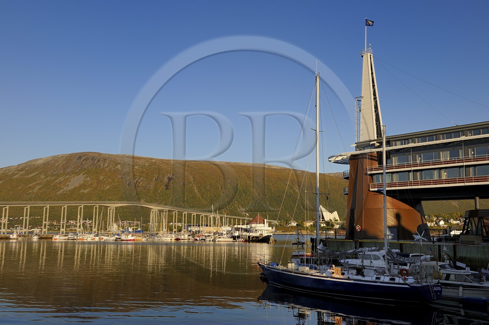 Norvège, Troms, ville de Tromso, l'hotel Rica Ishavshotell sur le port et le pont qui relie l'île au continent