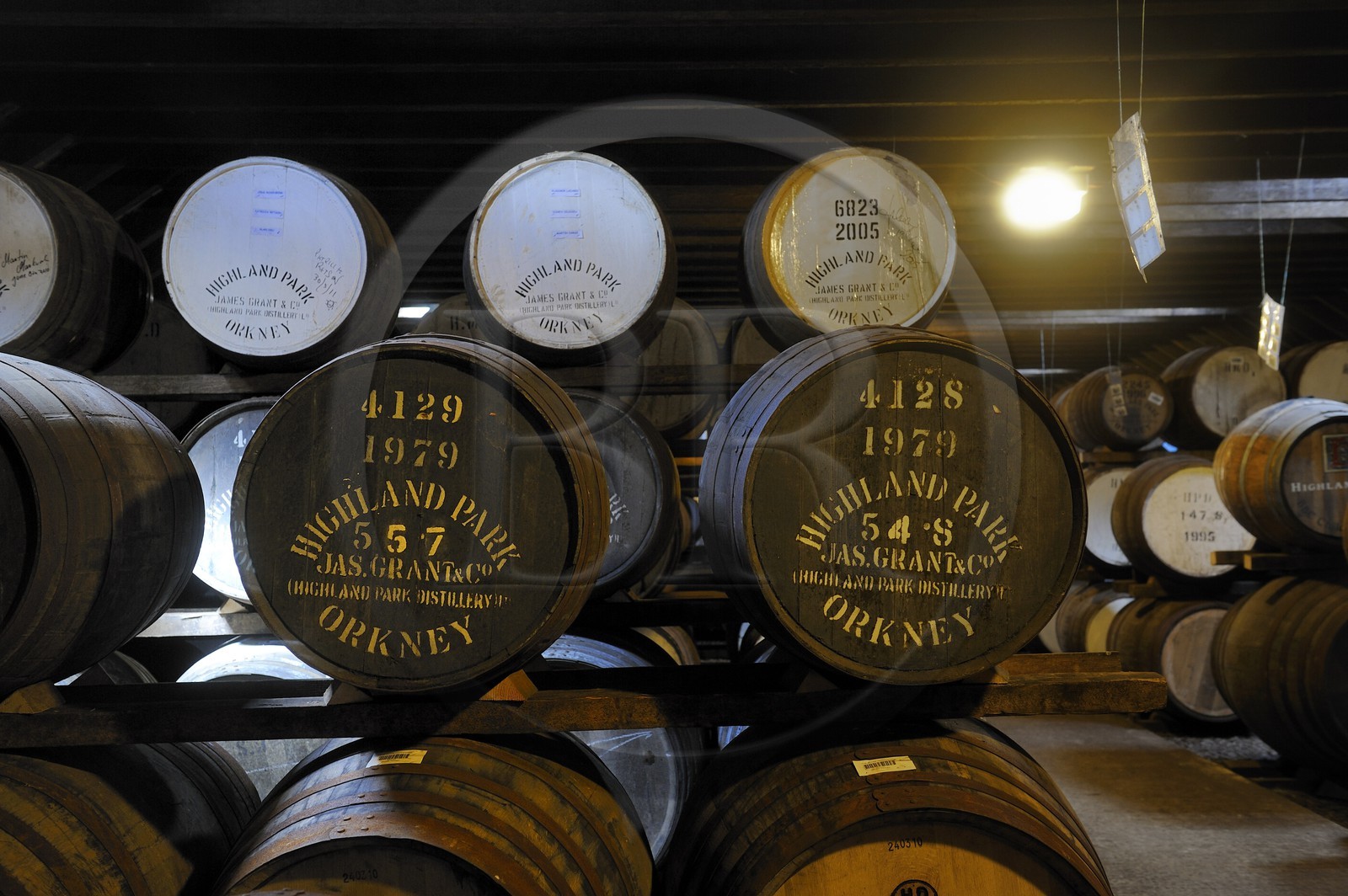 Royaume-Uni, Ecosse, Iles Orcades, Kirkwall, distillerie de whisky Highland Park, stockage pour faire vieillir le whisky