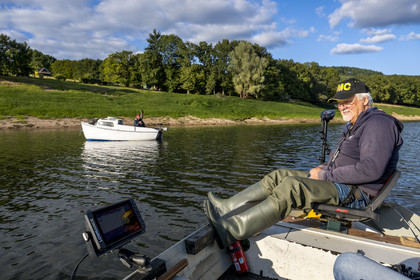 France, Nièvre (58), Parc naturel régional du Morvan, Chaumard, lac de Pannecière, Jean-Bernard Dioux vice-président de l’AMC, l’Association Morvan Carnassier, pêche à la ligne sur une barque