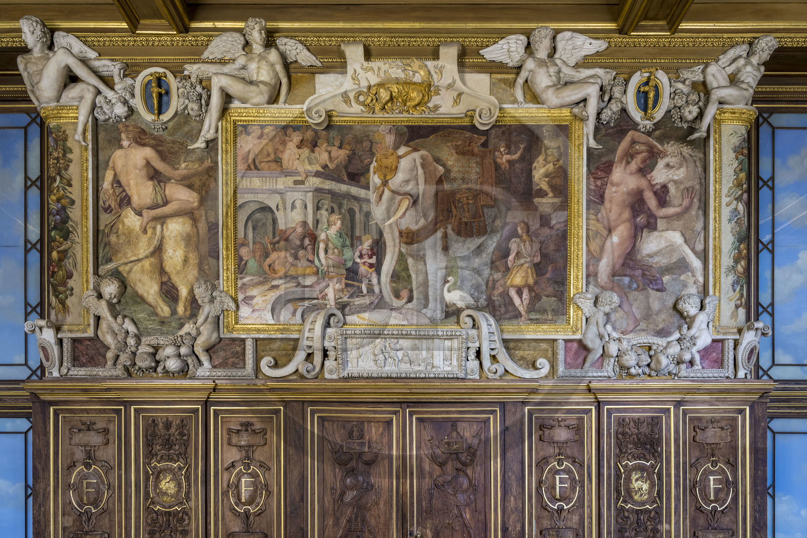 France, Seine-et-Marne (77), Fontainebleau, chateau de Fontainebleau, classé Patrimoine Mondial par l'UNESCO, la Galerie François 1er construite entre 1528 et 1530, L'Eléphant au caparaçon, fresque de l'artiste Rosso Fiorentino vers 1536