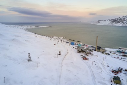Norvège, Svalbard, Spitzberg, la ville de Longyearbyen en bordure de l'Adventfjorden (vue aérienne)