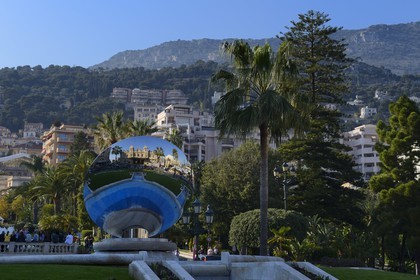 Principauté de Monaco, Monaco, Monte-Carlo, Société des Bains de Mer de Monaco, place du casino et le casino en reflet dans l'oeuvre Sky mirror (1999) de Amish Kapoor, Mention obligatoire : Société des Bains de Mer de Monaco