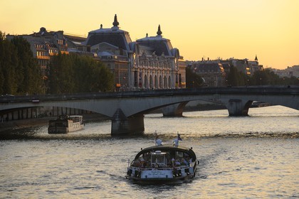 France, Paris (75), les rives de la Seine classées Patrimoine Mondiale de l'UNESCO, bateau devant le Pont du Carroussel et le musée National d'Orsay, aménagé dans l'ancienne Gare d'Orsay (1898)