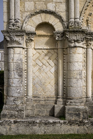 France, Charente-Maritime (17), Echillais, l'église romane Notre-Dame du XIIe siècle classée monument historique, le Grand'Goule, un des chapiteaux de la facade occidentale
