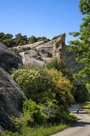 France, Vaucluse (84), Dentelles de Montmirail, Beaumes-de-Venise, le Rocher Rocalinaud, curiosité géologique en grès et habitat troglodytique du néolithique au moyen-âge