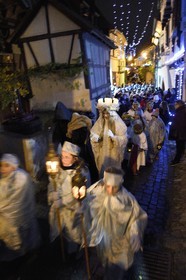 France, Haut-Rhin (68), Eguisheim, le Christkindel avec sa couronne de bougies et les anges accompagnent les nombreux enfants tenant leurs lampions pour la Procession des Lumières dans les ruelles de la ville, elle rend hommage à Sainte-Lucie, l'un des personnages traditionnels du Noël alsacien