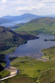Royaume-Uni, Ecosse, Highland, Loch Long débouchant sur le Loch Alsh et les montagnes de l'Ile de Skye en arrière plan (vue aérienne)