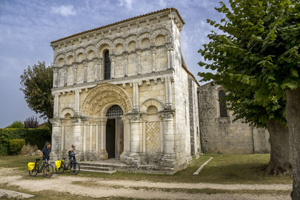 France, Charente-Maritime (17), Echillais, cyclistes faisant la véloroute devant l'église romane Notre-Dame du XIIe siècle classée monument historique