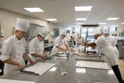 France, Côte-d'Or (21), Dijon, zone classée Patrimoine Mondial de l'UNESCO, Cité Internationale de la Gastronomie et du Vin par l'architecte Anthony Béchu, cours de patisserie dans le canon de lumière qui abrite l'école Ferrandi