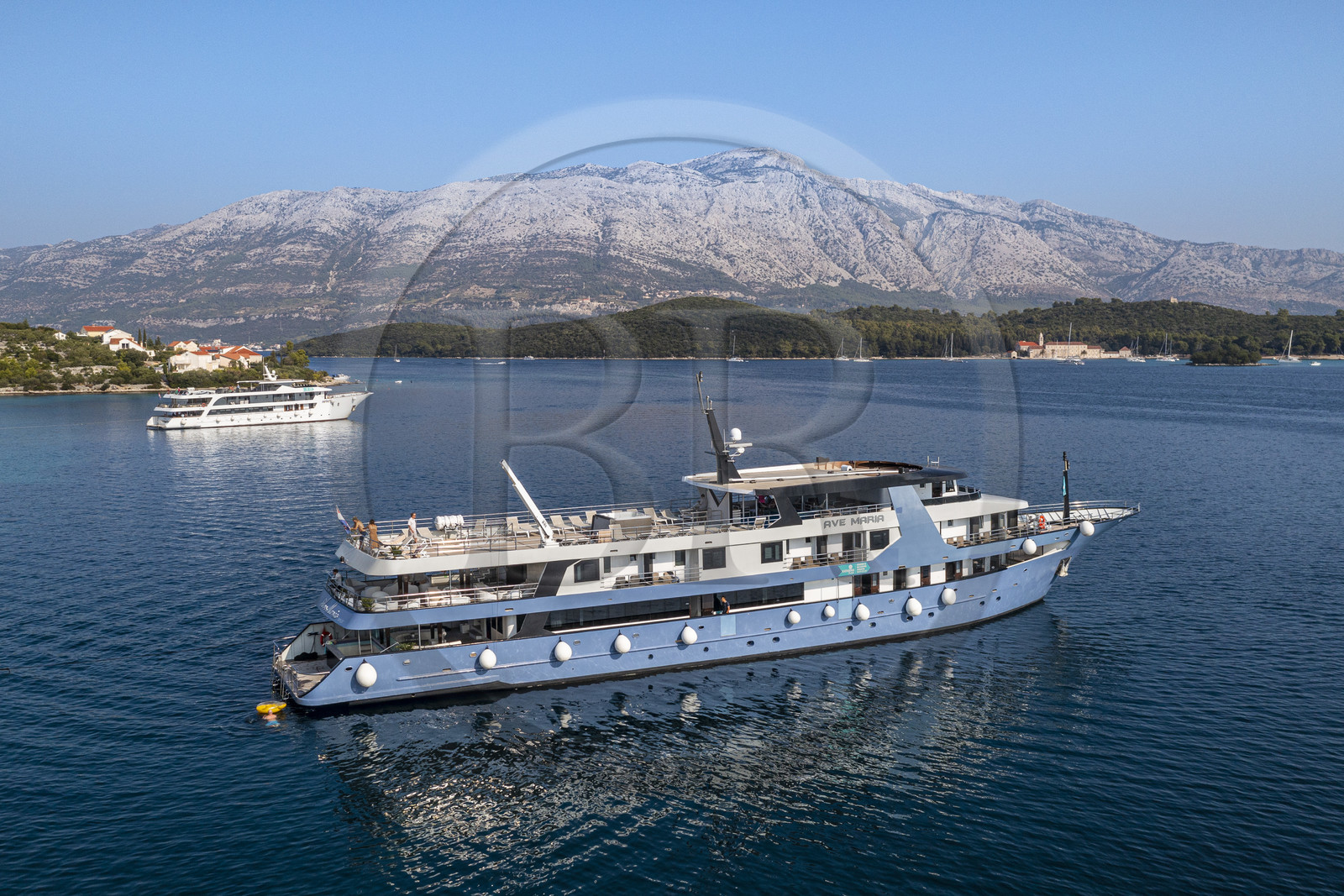 Croatie, Dalmatie, cote dalmate,mouillage d'un bateau de croisière dans l'archipel de Skoji en bordure de l'Ile de Korcula, le monastère franciscain sur l'Ile de Badija en arrière plan (vue aérienne)