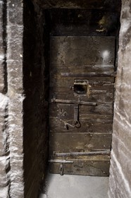 France, Vaucluse (84), Saumane-de-Vaucluse, Chateau de Saumane, une des residences du Marquis de Sade, porte de cachot