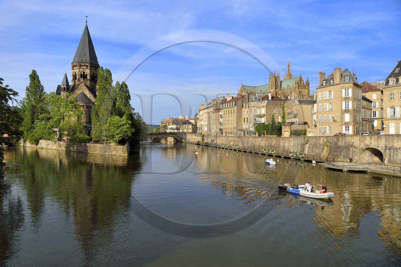 France, Moselle (57), Metz, Ile du Petit-Saulcy, le temple neuf ou église des allemands de culte protestant reformé et les berges de la Moselle canalisée avec la cathédrale Saint-Etienne en arrière plan à droite