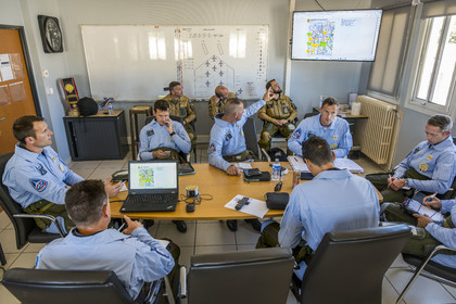 France, Bouches-du-Rhône (13), Salon-de-Provence, base aerienne 701, base de la Patrouille de France (PAF pour Patrouille acrobatique de France) de l'Armée de l'air et de l'espace française, briefing du vol sous la direction le commandant et leader Julien Decorte (à gauche) dans les locaux de la Patrouille de France