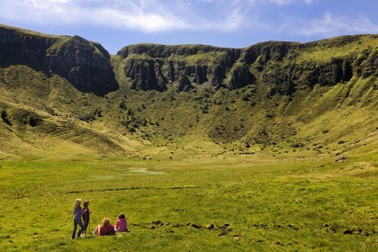 France, Cantal (15), monts du Cantal, Parc Naturel Régional des Volcans d' Auvergne, Puy-Mary, famille de randonneurs au pied de la montagne des Fours de Peyre Arse coupés par la brèche de Roland