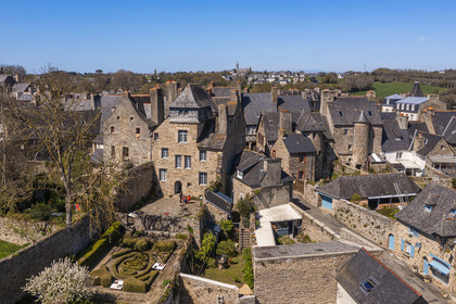 France, Côtes-d'Armor (22), Tréguier, arrière en granit de la maison natale de l'écrivain Ernest Renan, maison à pans de bois datant du XVIème siècle et son jardin devenue aujourd'hui le musée Ernest-Renan (vue aérienne)