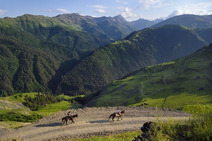 Géorgie, Kakheti, Parc national de Touchétie, cavaliers georgiens sur la piste de Bochorna (2345 metres) village habité le plus élevé du pays et l'un des plus élevés d'Europe