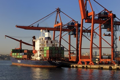 Turquie, Istanbul, rive asiatique, port de commerce sur le Bosphore