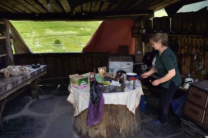 Géorgie, Kakheti, Parc national de Touchétie, village de Shenako, Eliko dans sa cuisine d'été au guesthouse Shenako