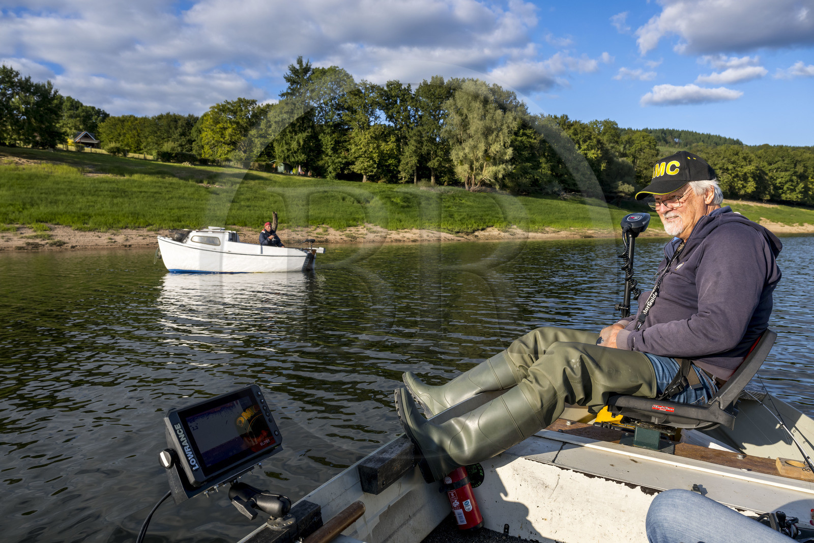 France, Nièvre (58), Parc naturel régional du Morvan, Chaumard, lac de Pannecière, Jean-Bernard Dioux vice-président de l’AMC, l’Association Morvan Carnassier, pêche à la ligne sur une barque