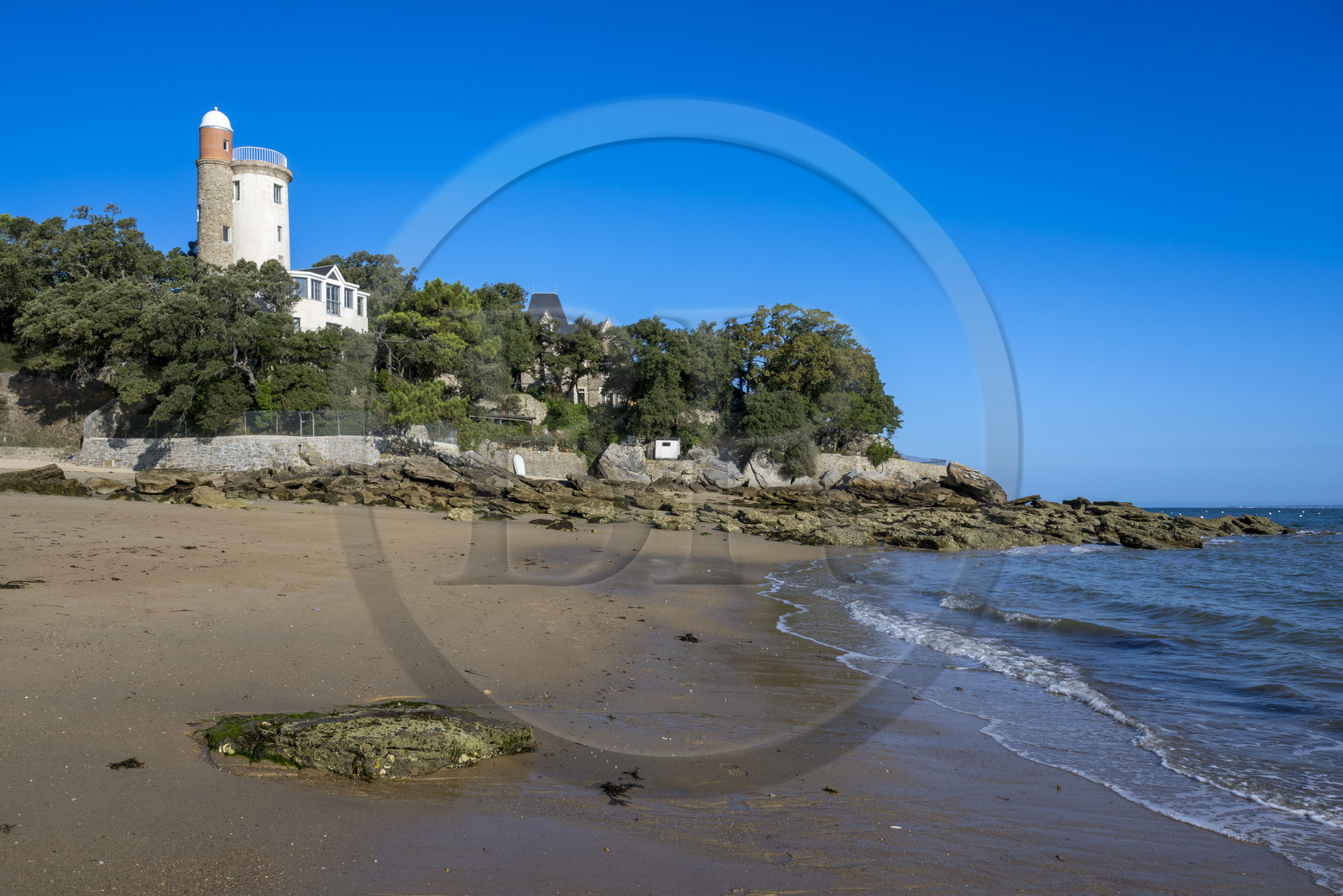 France, Vendée (85), Ile de Noirmoutier, Noirmoutier-en-l'Ile, le Bois de la Chaise, la plage de l'Anse Rouge dominée par la Tour Plantier