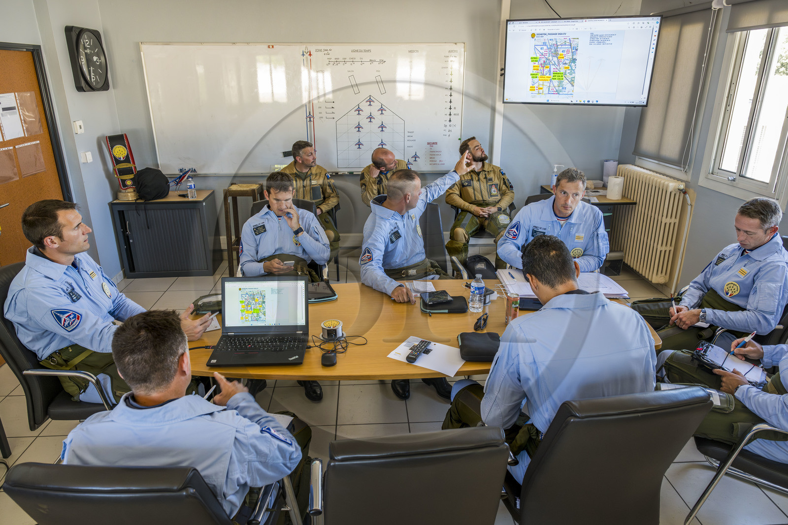 France, Bouches-du-Rhône (13), Salon-de-Provence, base aerienne 701, base de la Patrouille de France (PAF pour Patrouille acrobatique de France) de l'Armée de l'air et de l'espace française, briefing du vol sous la direction le commandant et leader Julien Decorte (à gauche) dans les locaux de la Patrouille de France