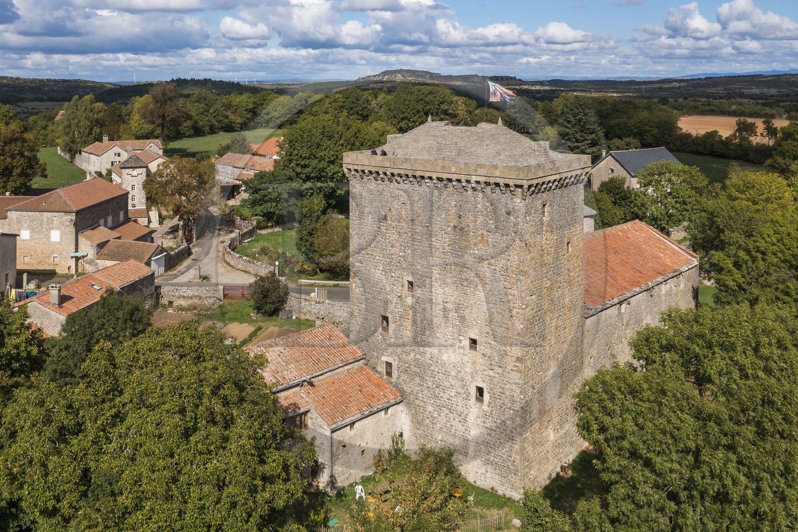 France, Aveyron (12), parc naturel régional des Grands Causses, Tour de Viala-du-Pas-de-Jaux, tour-grenier fortifiée des Hospitaliers de l'ordre de Saint-Jean de Jérusalem construite vers 1430 sur des terres ayant appartenues aux Templiers
