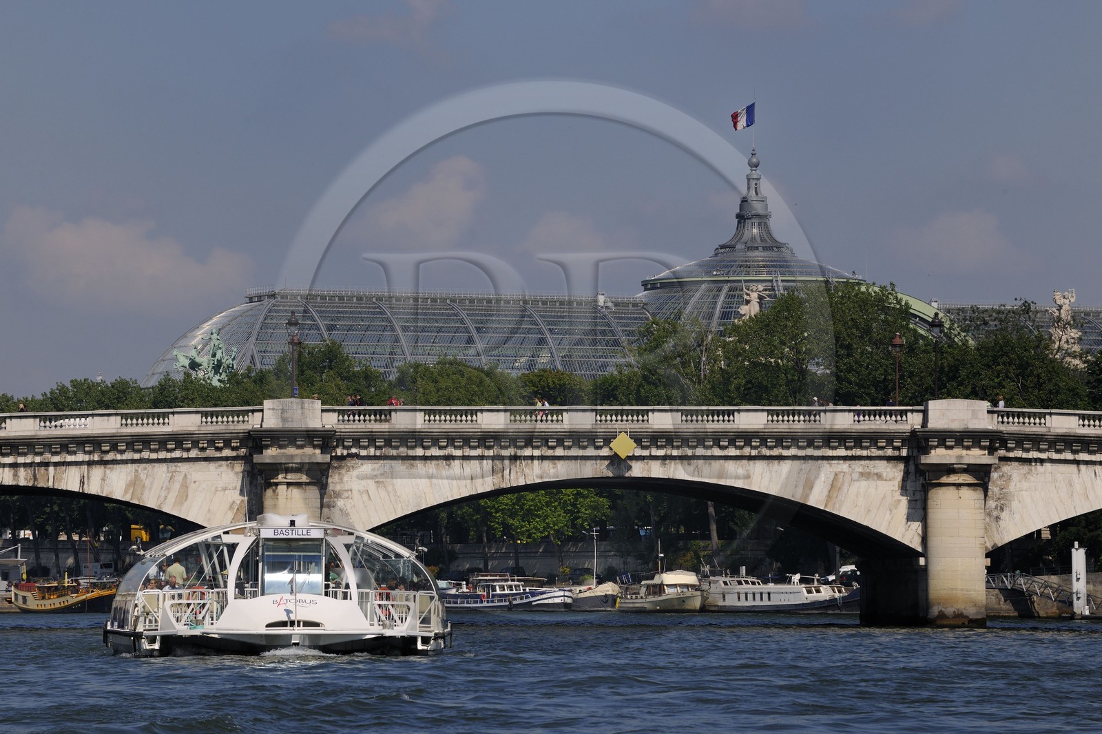 France, Paris (75), les rives de la Seine classées Patrimoine Mondiale de l'UNESCO, batobus devant le Pont de la Concorde et le Grand Palais