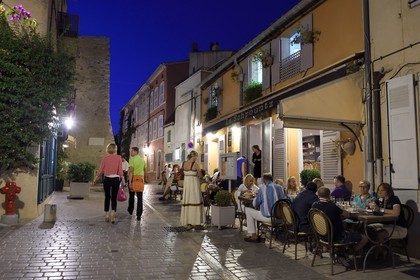 France, Var (83), Saint-Tropez, restaurant rue Aire du Chemin et la Tour Jarlier du XVIème siècle