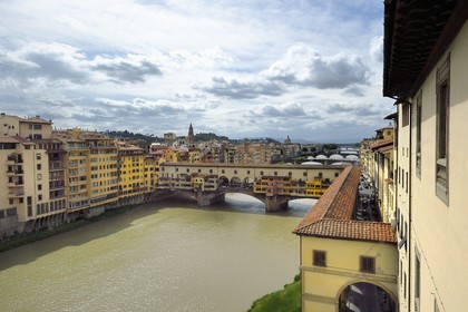 Italie, Toscane, Florence, centre historique classé Patrimoine Mondial de l'UNESCO, le Ponte Vecchio sur l'Arno vu depuis la Galleria degli Uffizi (galerie des Offices), le corridor de Vasari, passage protégé et couvert qu'empruntaient les Médicis entre le palazzo Vecchio et le palais Pitti, lorsqu'il traverse l'Arno sur le Ponte Vecchio