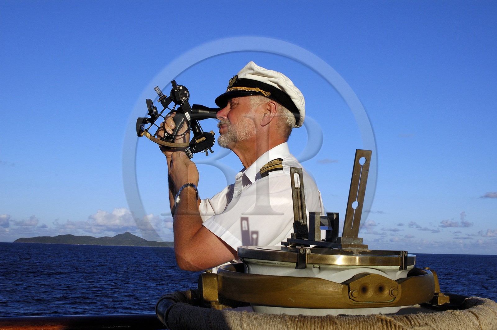 Caraïbes, le SPV Royal Clipper, le chef officier Gunnar au sextant