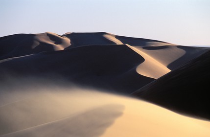 Libye, Le Fezzan (Sahara), Erg de Mourzouk (Murzuk), vent de sable sur le sommet des dunes
