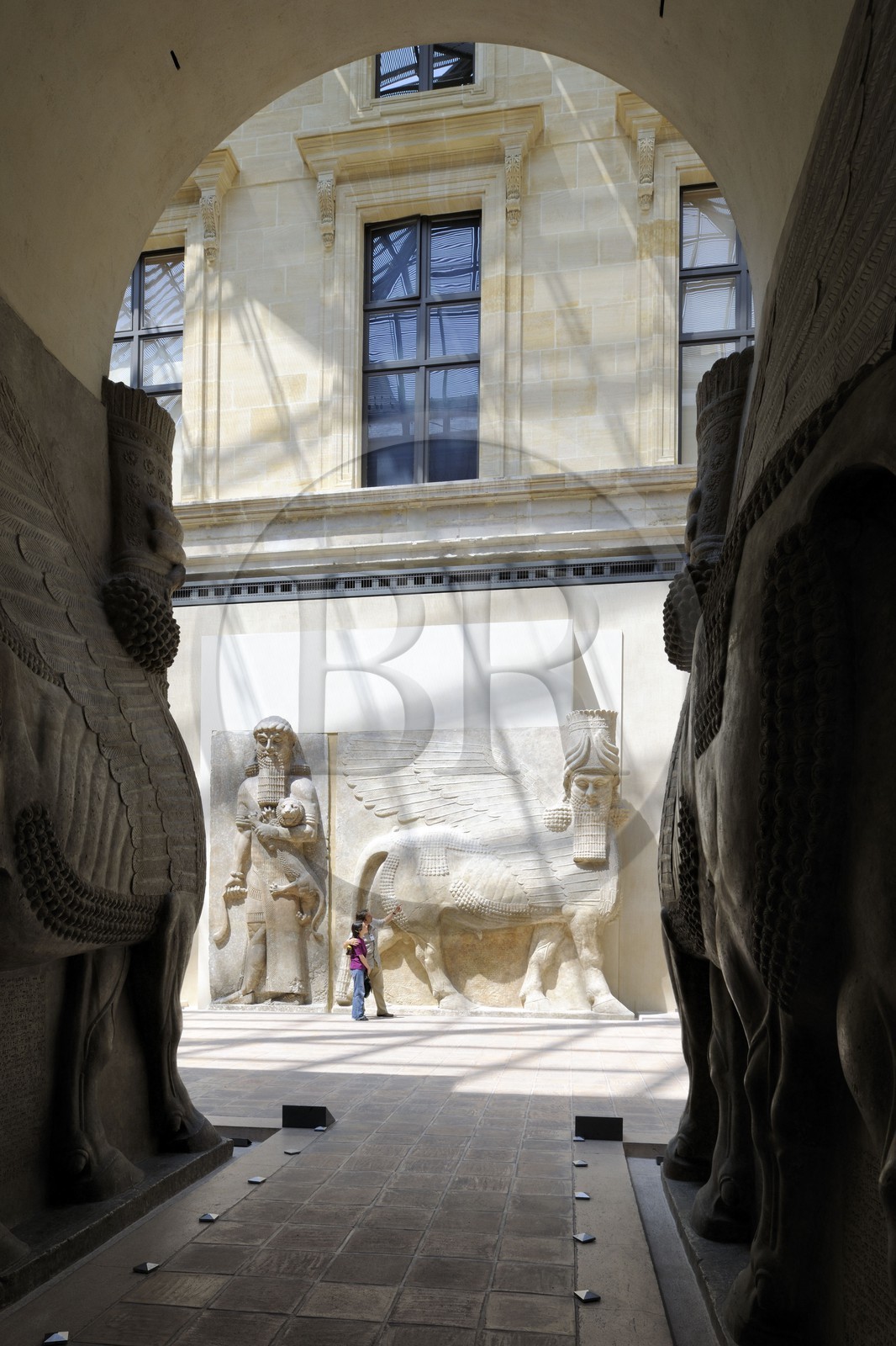 France, Paris (75), Musée du Louvre, Antiquités orientales, Cour Khorsabad, statues monumentales assyriennes de taureaux ailés, gardiens des portes du palais du roi Sargon II du VIIIe siècle avant JC