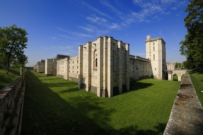 France, Val-de-Marne (94), Vincennes, le château de Vincennes, les remparts Est et la Tour du village