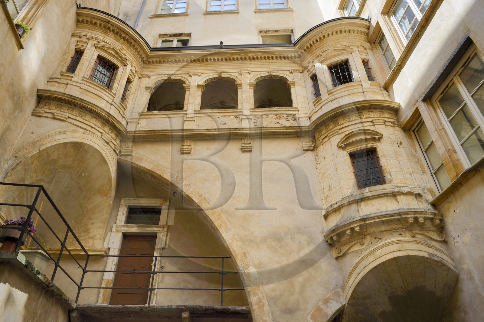 France, Rhône (69), Lyon, site historique classé Patrimoine Mondial de l'UNESCO, quartier de Saint-Paul dans le Vieux Lyon, traboule de l'Hôtel Bullioud et la galerie Renaissance sur trompes de l'architecte Philibert de l'Orme (ou Delorme), réalisée en 1536 au 8 rue Juiverie
