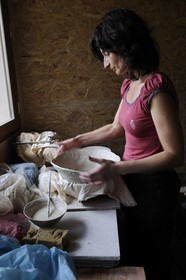 France, Gard (30), région du Pays d'Uzège, Saint-Quentin-la-Poterie, Christine Carotenuto à l'atelier de poterie Les Animals