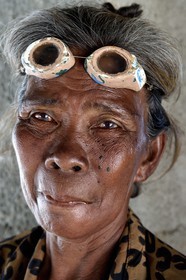 Philippines, Calamian Islands dans le nord de Palawan, Uson Island dans la baie de Coron, village de Barangay Lajala, la plongeuse-cueilleuse d'algues Lilia Magahon 62 ans du groupe ethnique des Tagbanua